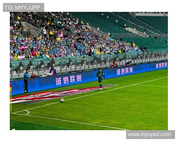 足球场上后腰位置的传奇球星盘点与历史地位分析